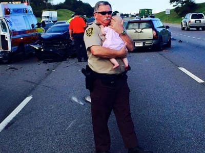Imagem de polícia a confortar bebé após acidente corre mundo - TVI