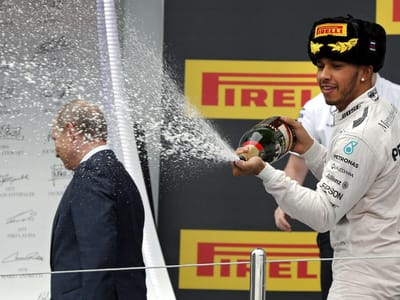 Lewis Hamilton atira champanhe a Vladimir Putin - TVI
