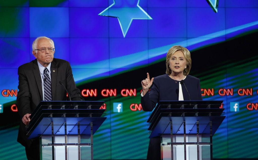 Bernie Sanders e Hillary Clinton no primeiro debate dos democratas [Foto: Reuters]