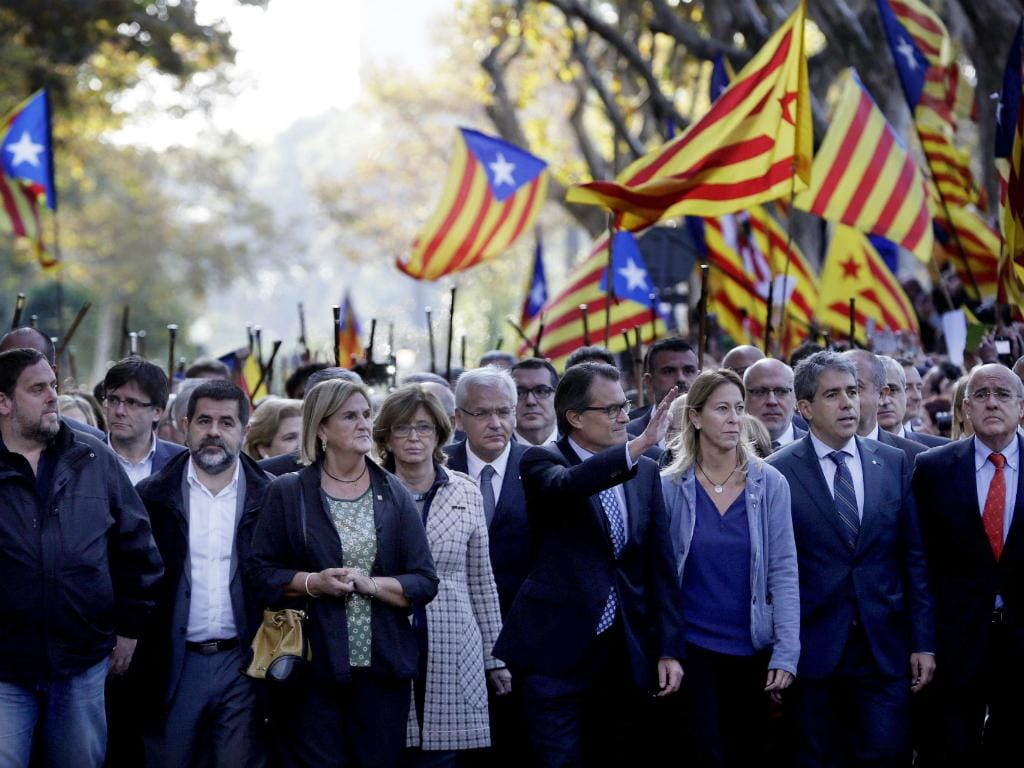 Milhares de pessoas acompanham o presidente da Catalunha ao tribunal