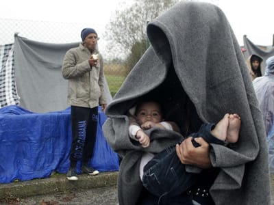 130 refugiados encontrados em contentor frigorífico na Bulgária - TVI