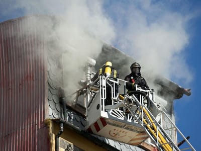 Prédio que ardeu no Porto tem mesmo de ser evacuado - TVI