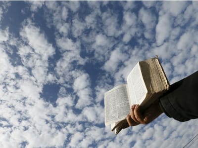 Bíblia proibida em várias escolas do Utah por conteúdo pornográfico - TVI