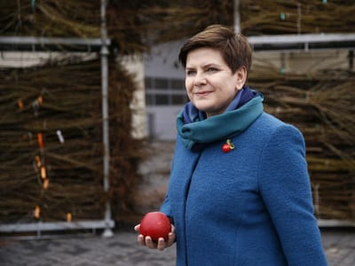 Polónia vai a eleições num confronto de mulheres com poucas vénias - TVI