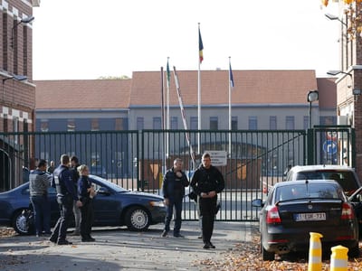 Homem armado tenta entrar à força em quartel belga - TVI