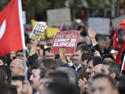 Bruxelas critica retrocessos na Turquia, mas guarda relatório na gaveta - TVI