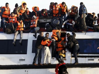 Grécia fecha rota de ferries para conter fluxo de migrantes - TVI