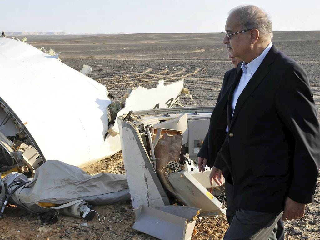 Primeiro-ministro egípcio junto dos destroços do avião que se despenhou na península de Sinai