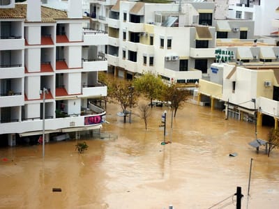 Os vídeos que mostram a força da chuva em Albufeira - TVI