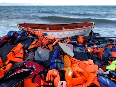 Barco com centenas de pessoas naufraga em Creta - TVI