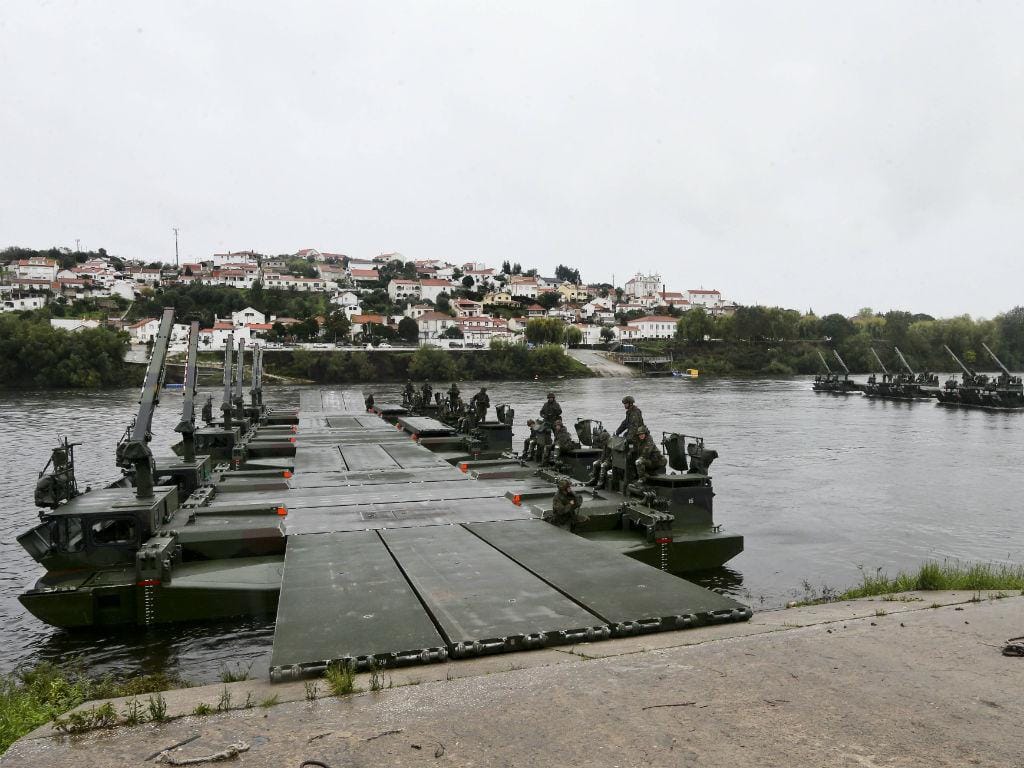 Exercício militar instala pontes de última geração no Tejo (João Relvas/LUSA)