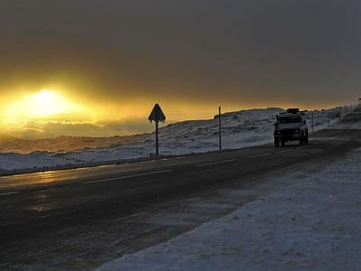 Neve corta estradas na Serra da Estrela - TVI