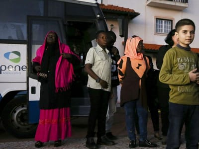 Grupo de 17 refugiados chega a Lisboa - TVI