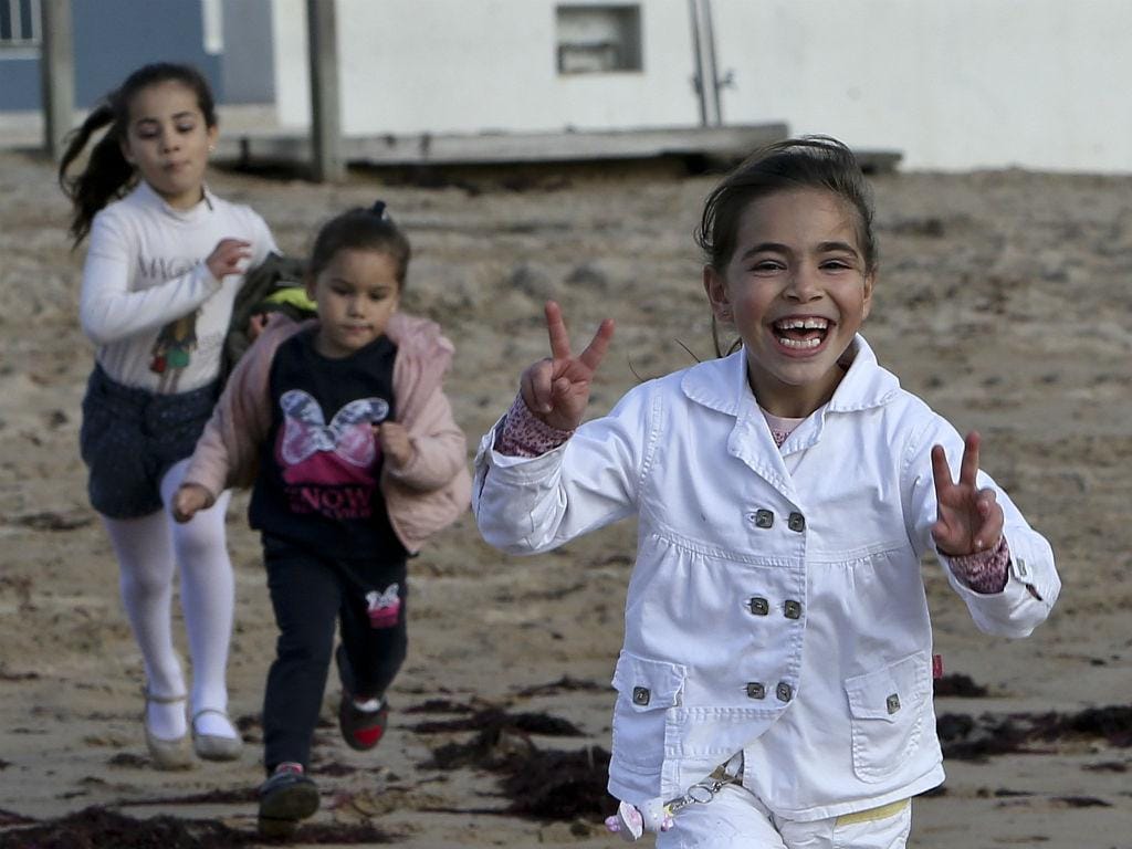 A felicidade de uma família de refugiados em Portugal [Foto: Lusa\João Relvas]