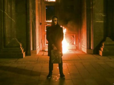 Artista russo incendeia portão da sede do ex-KGB - TVI