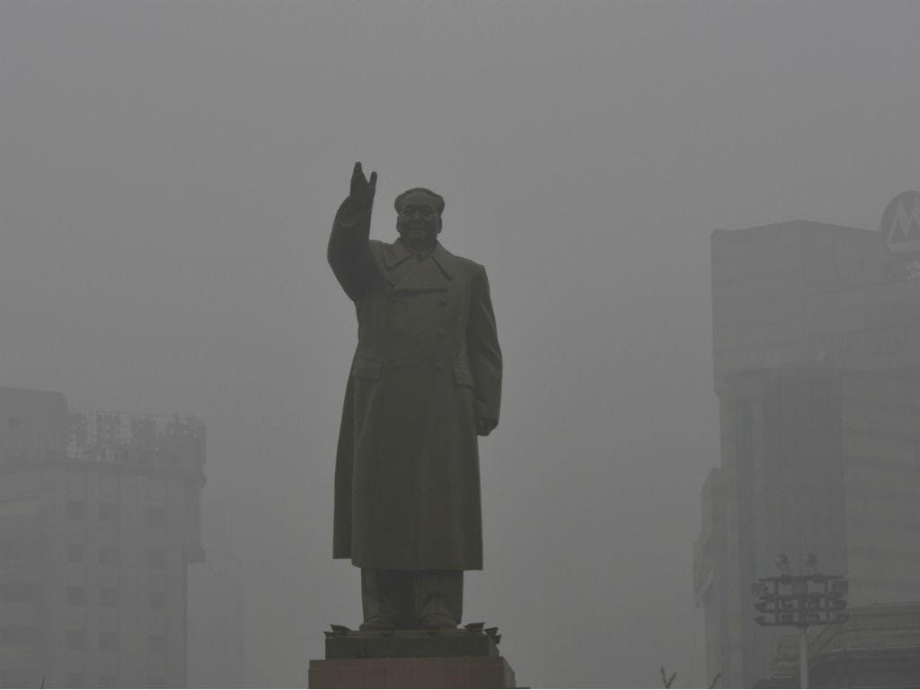 Estátua da China, Chairman Mao Zedong, vista num dia de poluição (REUTERS / Stringer)