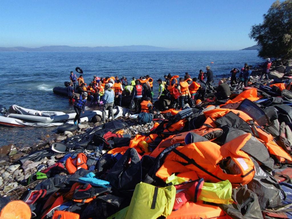 Refugiados vindos da Turquia desembarcam no porto de Piraeus, na Grécia (EPA / ALEXANDROS VLACHOS)