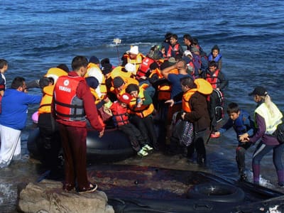 Polícia portuguesa vai continuar a ajudar refugiados na Grécia - TVI