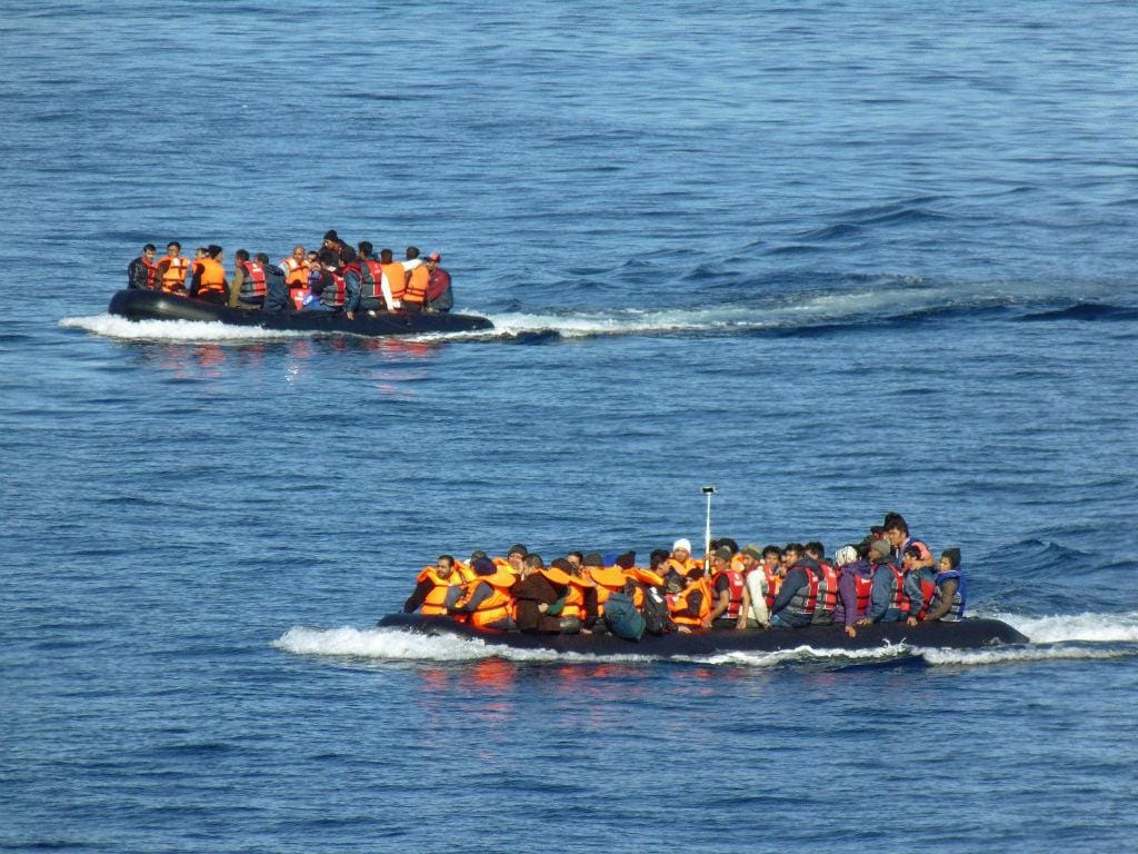 Refugiados vindos da Turquia desembarcam no porto de Piraeus, na Grécia (EPA / ALEXANDROS VLACHOS)