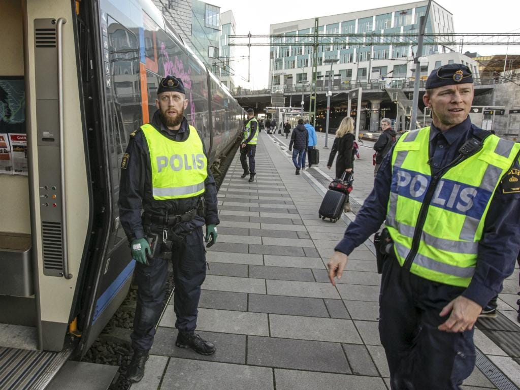 Polícia sueca começa a controlar entrada de refugiados
