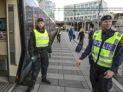 Polícias obrigados a fugir de centro de acolhimento de refugiados na Suécia - TVI