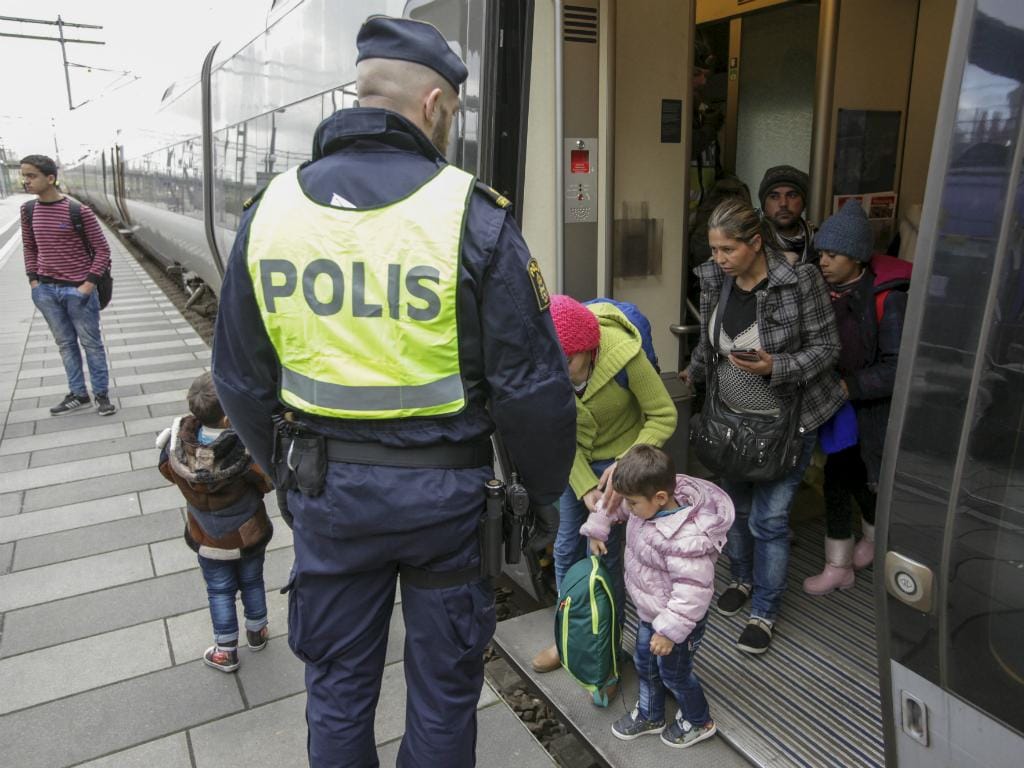 Polícia sueca começa a controlar entrada de refugiados