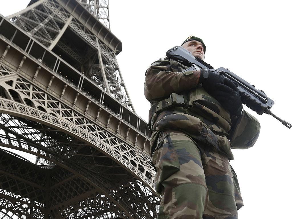 Militares nas ruas de Paris após ataques terroristas