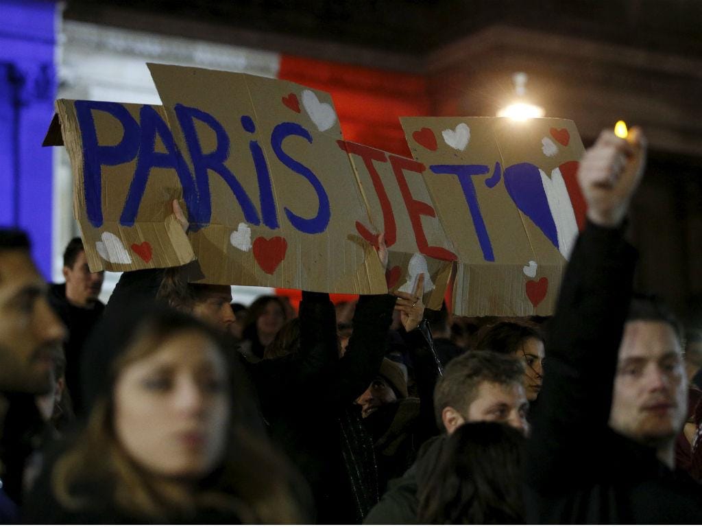 #noussommesunis: Milhares de pessoas em todo o mundo em vigília pela França (REUTERS)