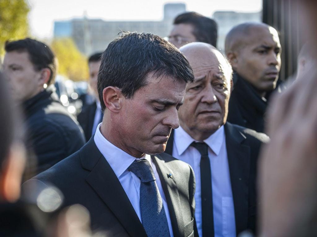 Centenas de pessoas em Paris prestam homenagem às vítimas dos atentados terroristas de 13 de novembro (REUTERS)