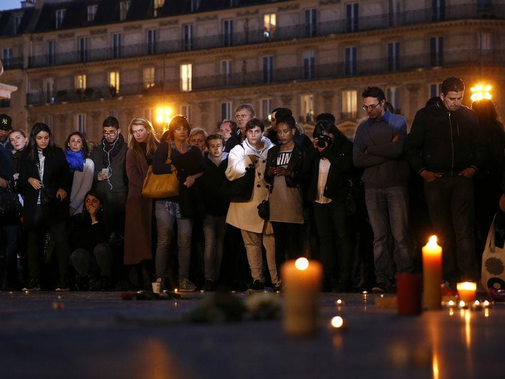 Centenas de pessoas em Paris prestam homenagem às vítimas dos atentados terroristas de 13 de novembro (REUTERS)