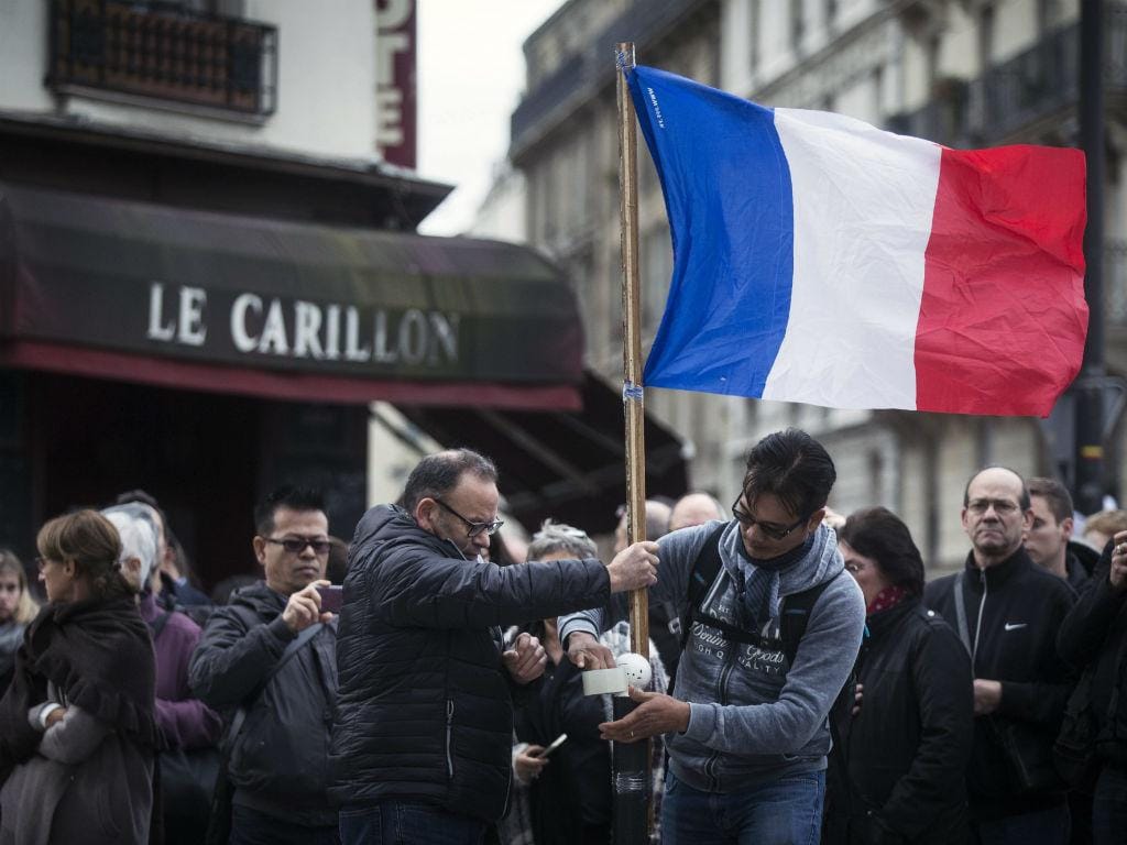 Homenagem às vítimas dos atentados, um minuto de silêncio junto aos restaurantes parisienses (EPA/Lusa)
