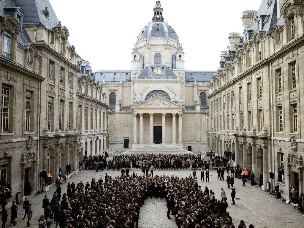 Homenagem às vítimas dos atentados, um minuto de silêncio na Universidade de Sorbonne, em Paris (EPA/Lusa)