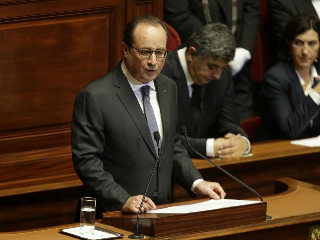 François Hollande afirma no Parlamento francês que "França está em guerra" (REUTERS)