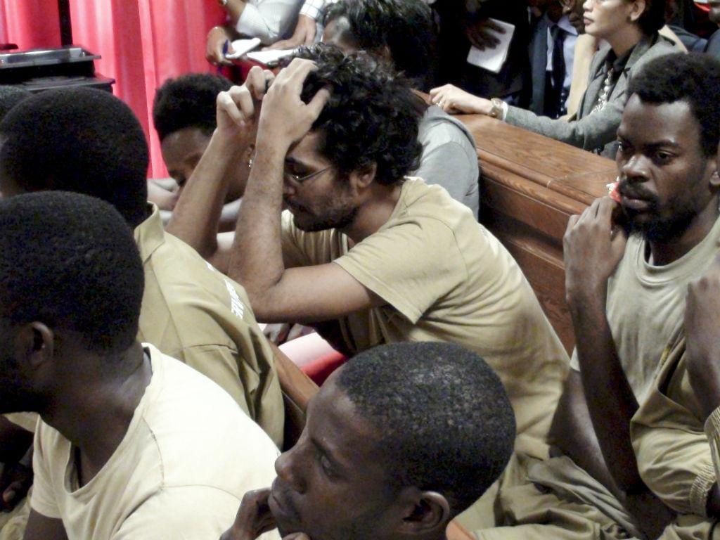 Luaty Beirão, entre os restantes ativistas, no arranque do julgamento, a 16 de novembro (Foto: Lusa\Paulo Julião)