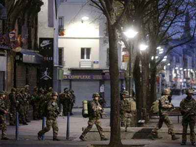 Polícias e soldados em orgia durante buscas pós-ataques de Paris - TVI