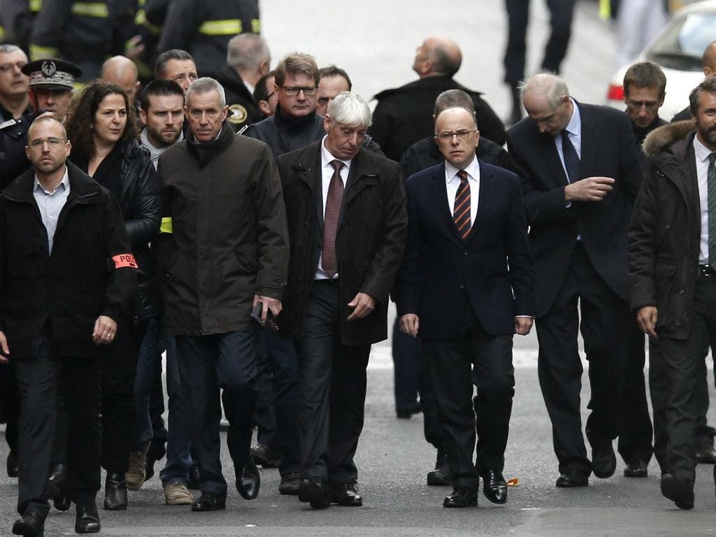 Ministro do Interior francês, Bernard Cazeneuve, visita local do raide antiterrorista [EPA/Lusa]