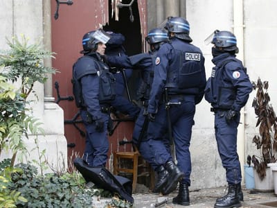 Polícia arromba igreja católica à procura de terroristas - TVI