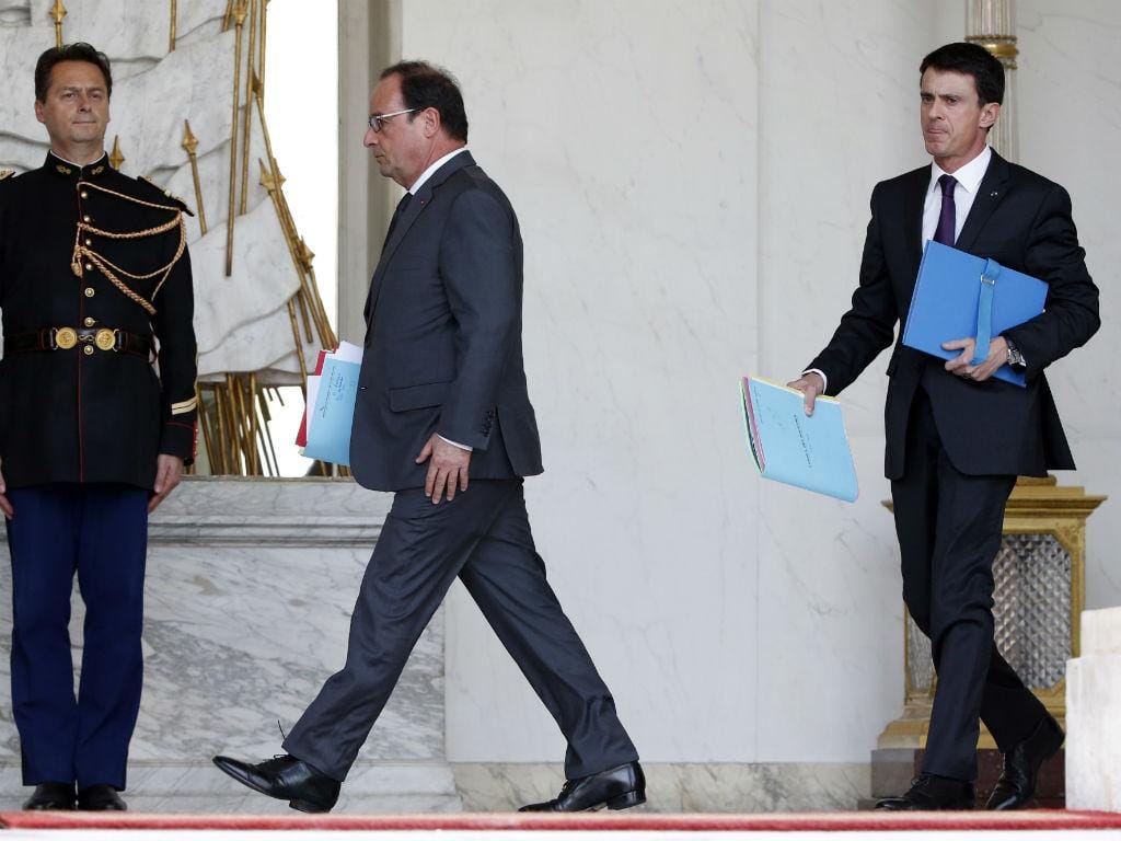 François Hollande e Manuel Valls, no Palácio do Eliseu, para discutir a situação após o raide policial e militar no norte de Paris [REUTERS]