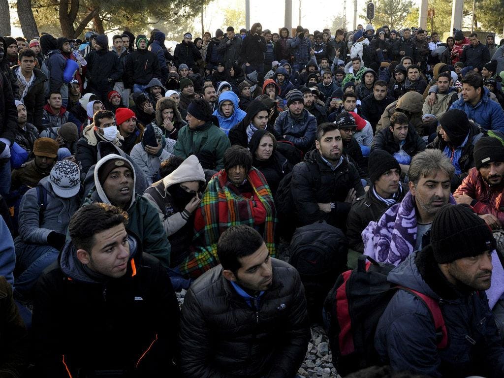 Milhares de migrantes foram mandados para trás (REUTERS / Alexandros Avramidis)