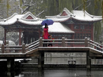 Queda de neve em Pequim põe fim a 135 dias de seca - TVI