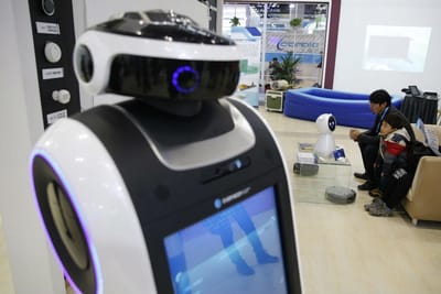 China cria robô polícia capaz de patrulhar bancos e escolas - TVI