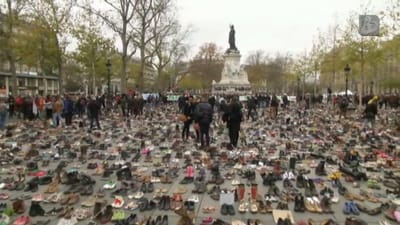 Milhares de sapatos substituem manifestantes em Paris - TVI