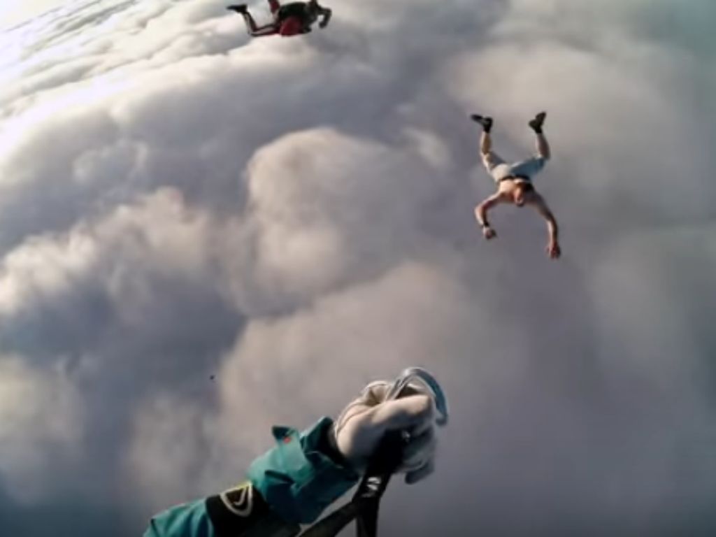Desportista faz salto de 4 mil metros sem paraquedas