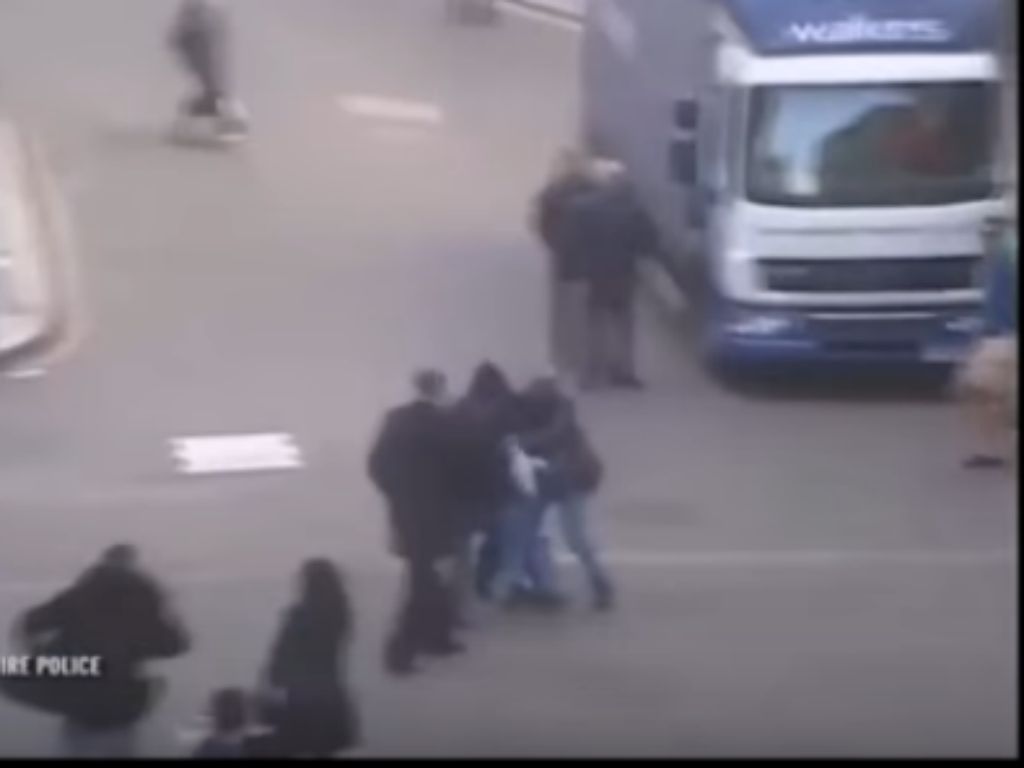 Vídeo mostra pessoas na rua que se juntaram para deter um ladrão armado
