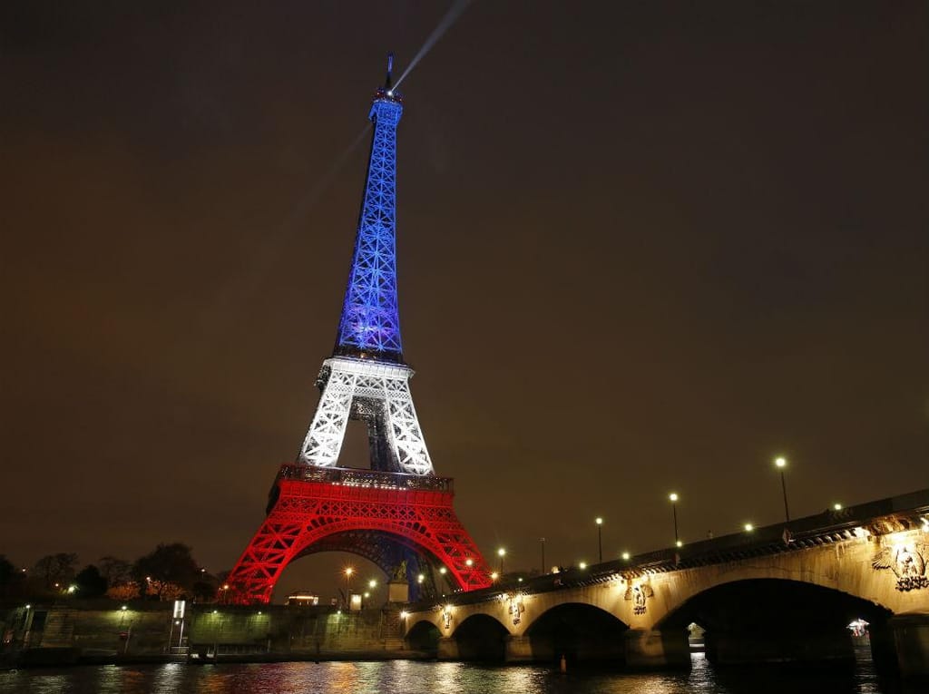 Torre Eiffel com as cores da bandeira francesa em homenagem às vítimas dos atentos de 13 de novembro