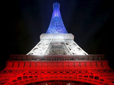 Afinal, foi por isto que a Torre Eiffel não se iluminou com as cores portuguesas - TVI