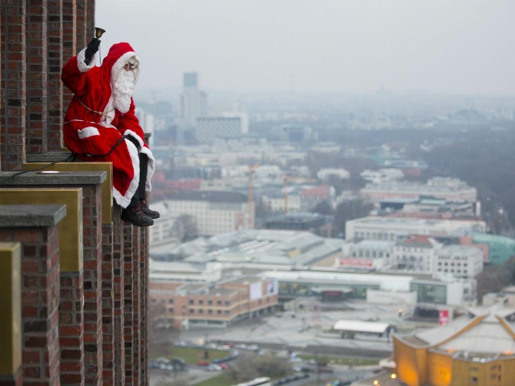 Um homem vestido de Pai Natal à frente da Torre Kollhoff, em Berlim (REUTERS / Hannibal Hanschke)