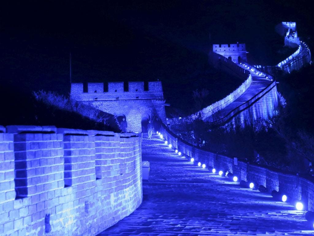 Grande Muralha da China iluminada de azul no 70º aniversário das Nações Unidas (REUTERS / Li Sanxian)