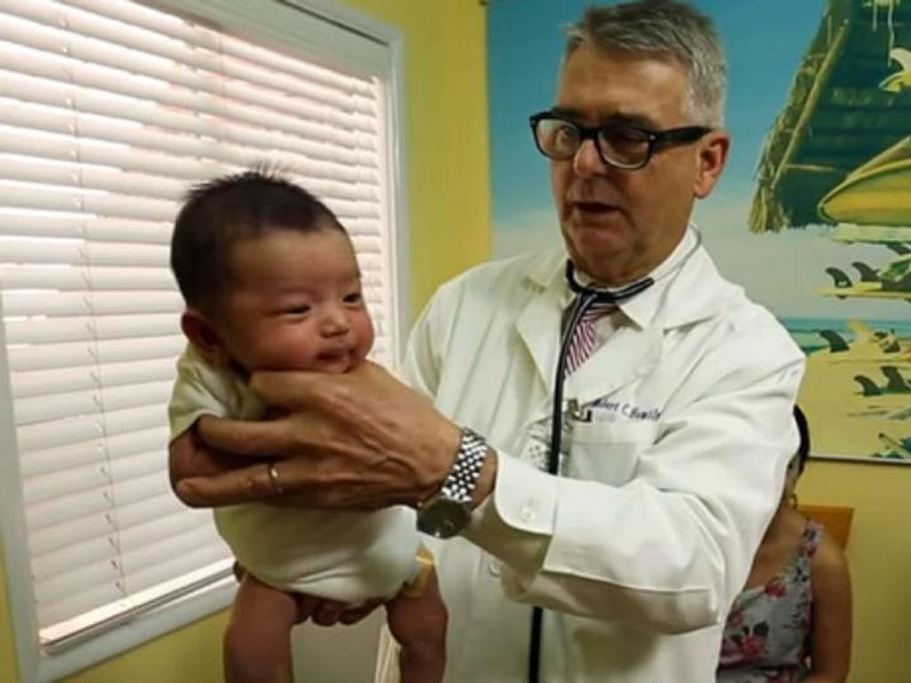 Robert Hamilton, pediatra (Reprodução YouTube)