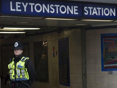 Homem que esfaqueou três pessoas no metro de Londres acusado de tentativa de homicídio - TVI